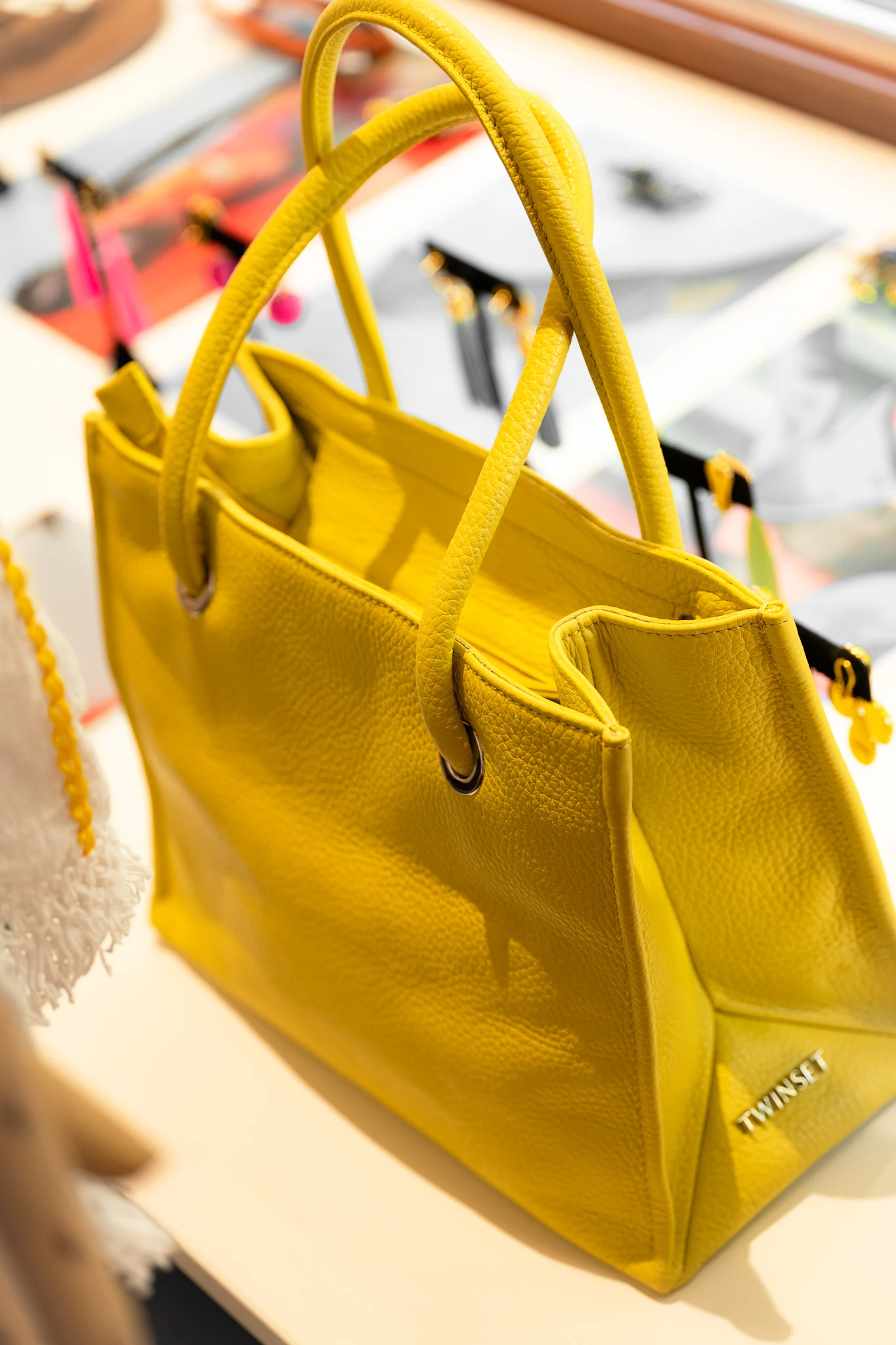 Gelbe Ledertasche aus zweiter Hand