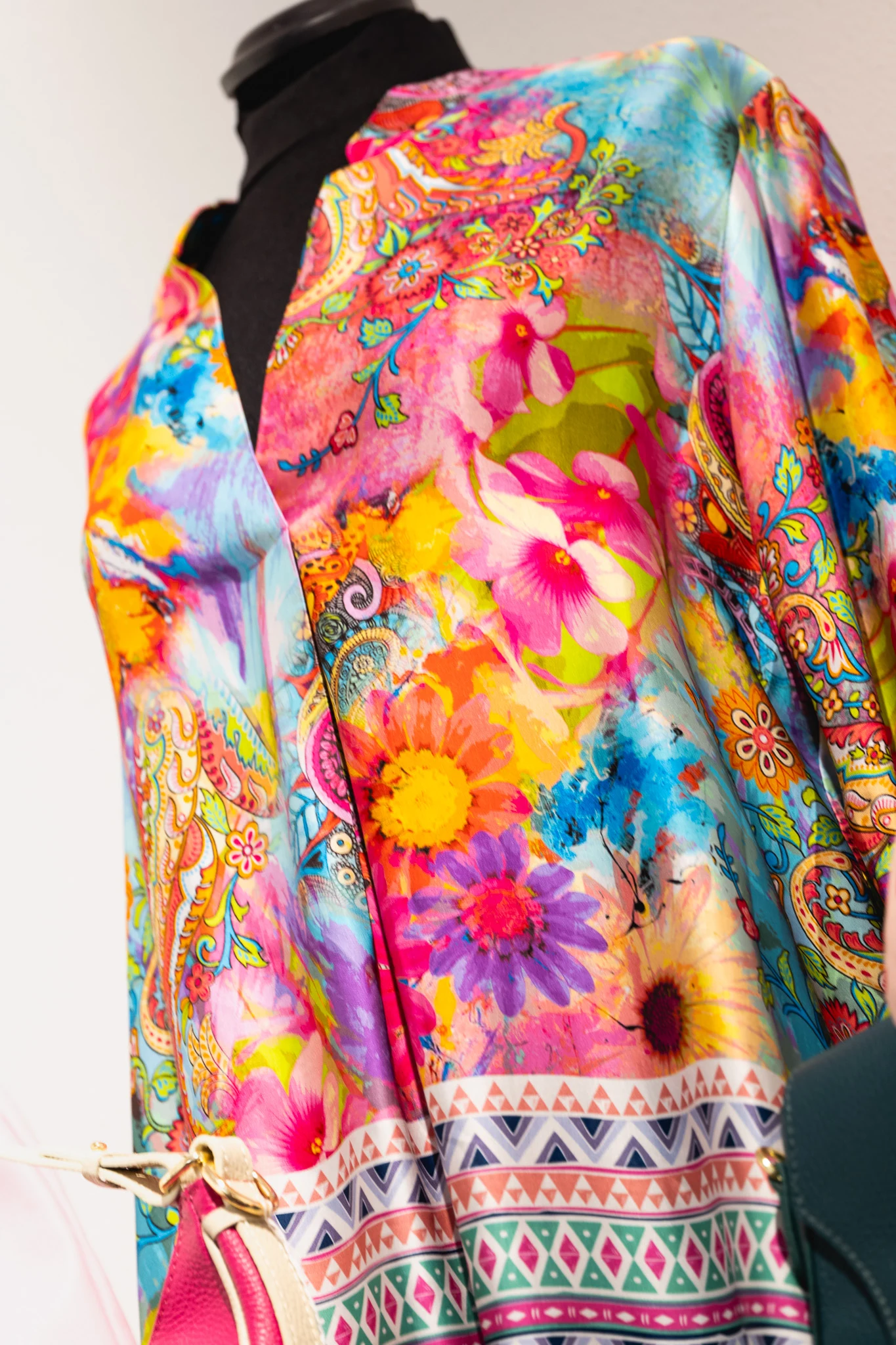 Seidenbluse mit Blumenmuster auf der Schaufensterpuppe