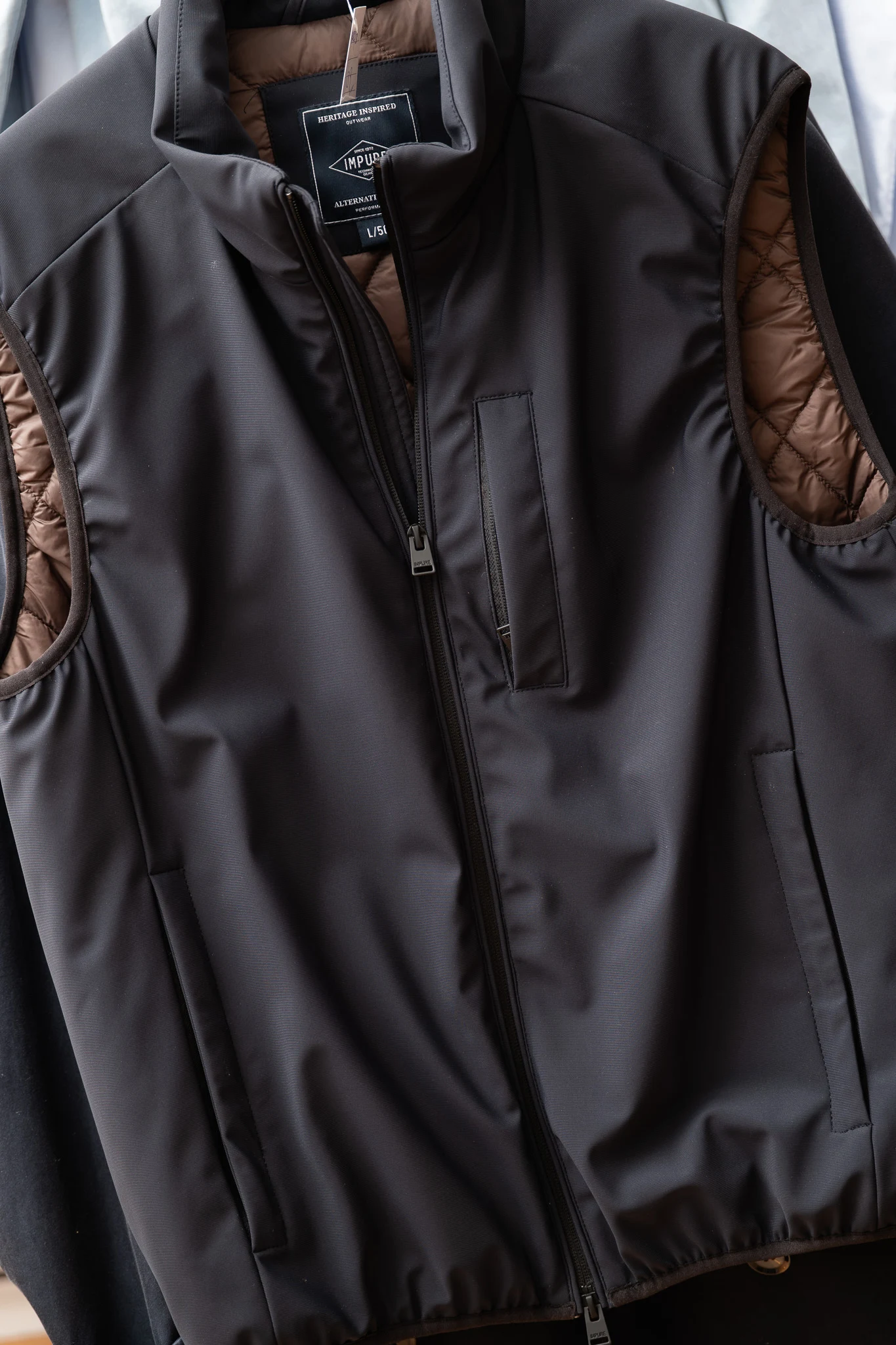 Dunkle Herrenjacke mit Steppdetails an den Schultern