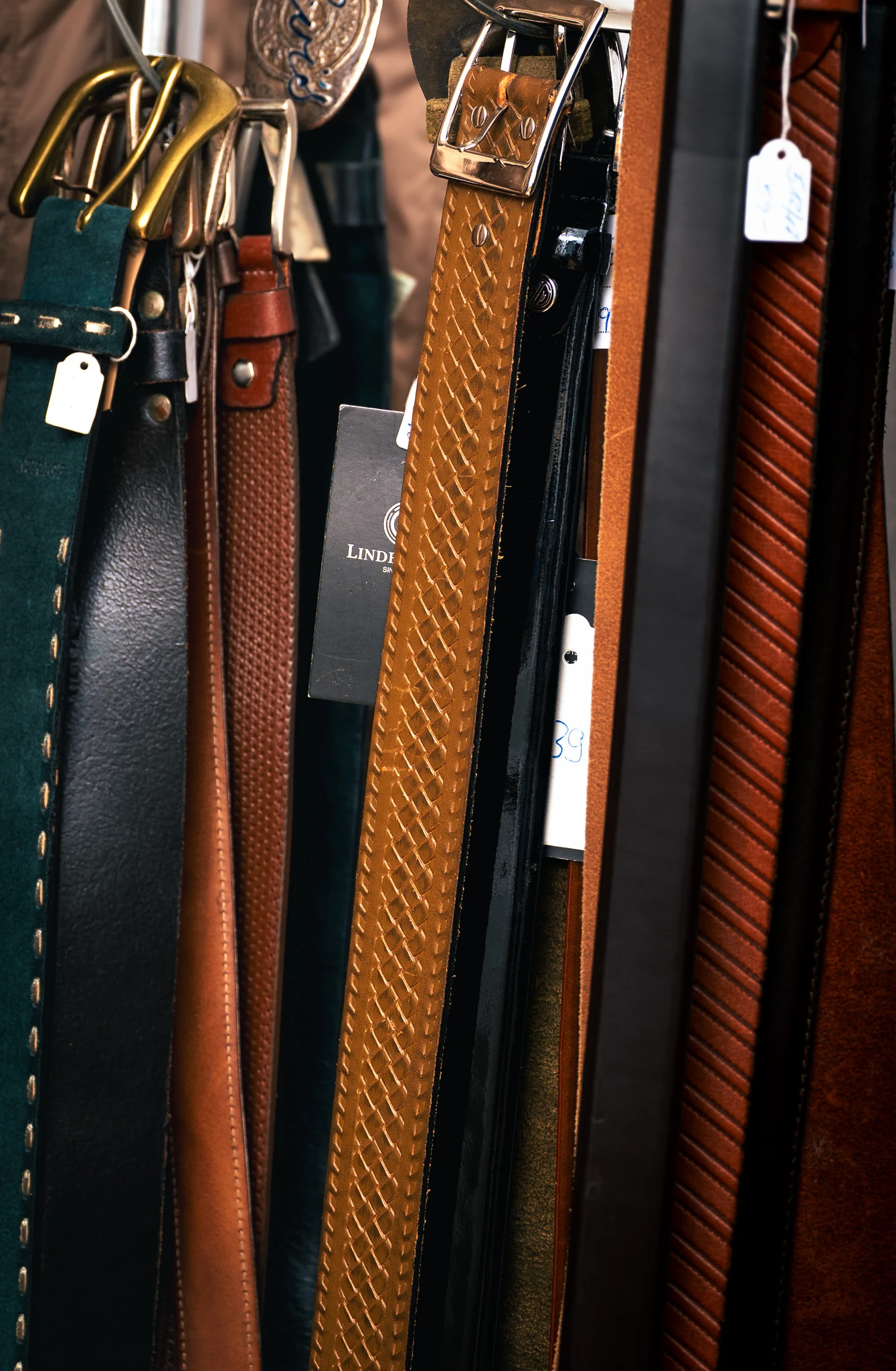 Ledergürtel verschiedener Designer-Marken am Ständer