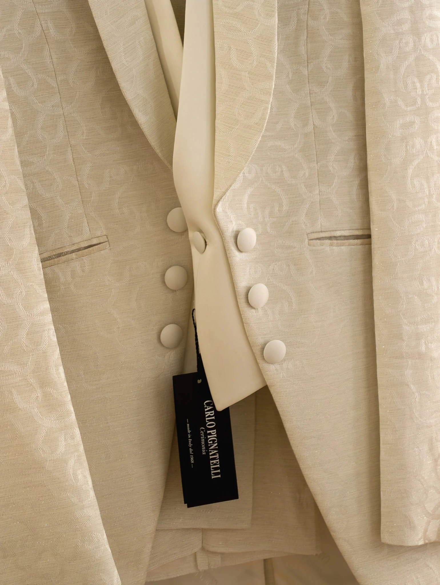 Cremefarbenes Sakko mit Jacquard-Muster und Marken-Etikett