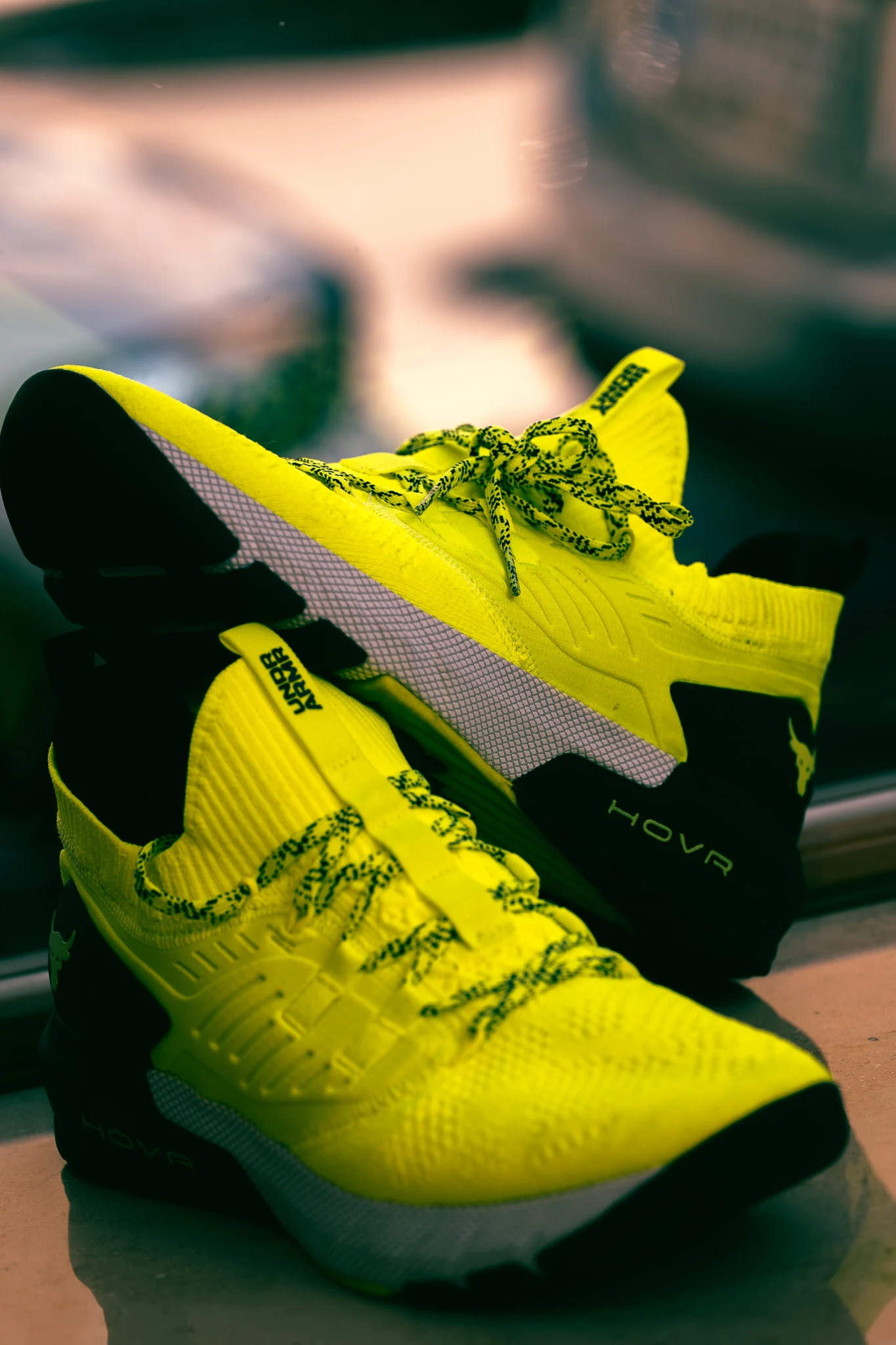 Neongelbe Sneaker aus zweiter Hand